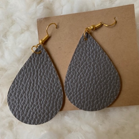 Fall in Love Earrings - Picture 4 of 5